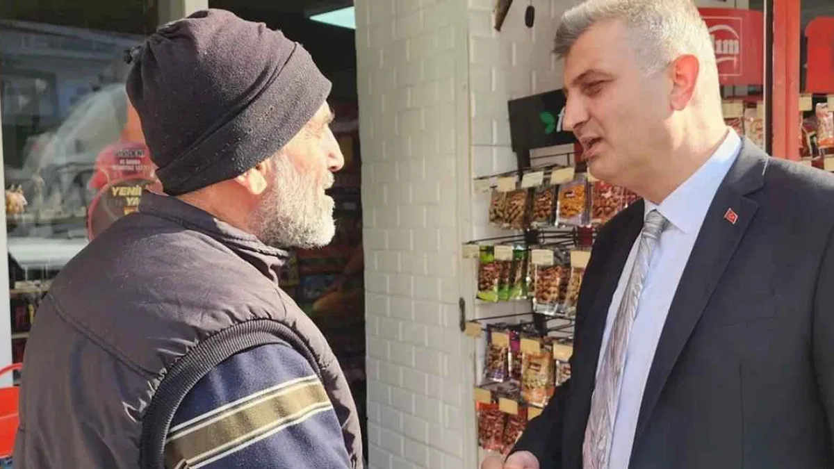 Başkan Sezer vatandaşlar ve esnafla iç içe