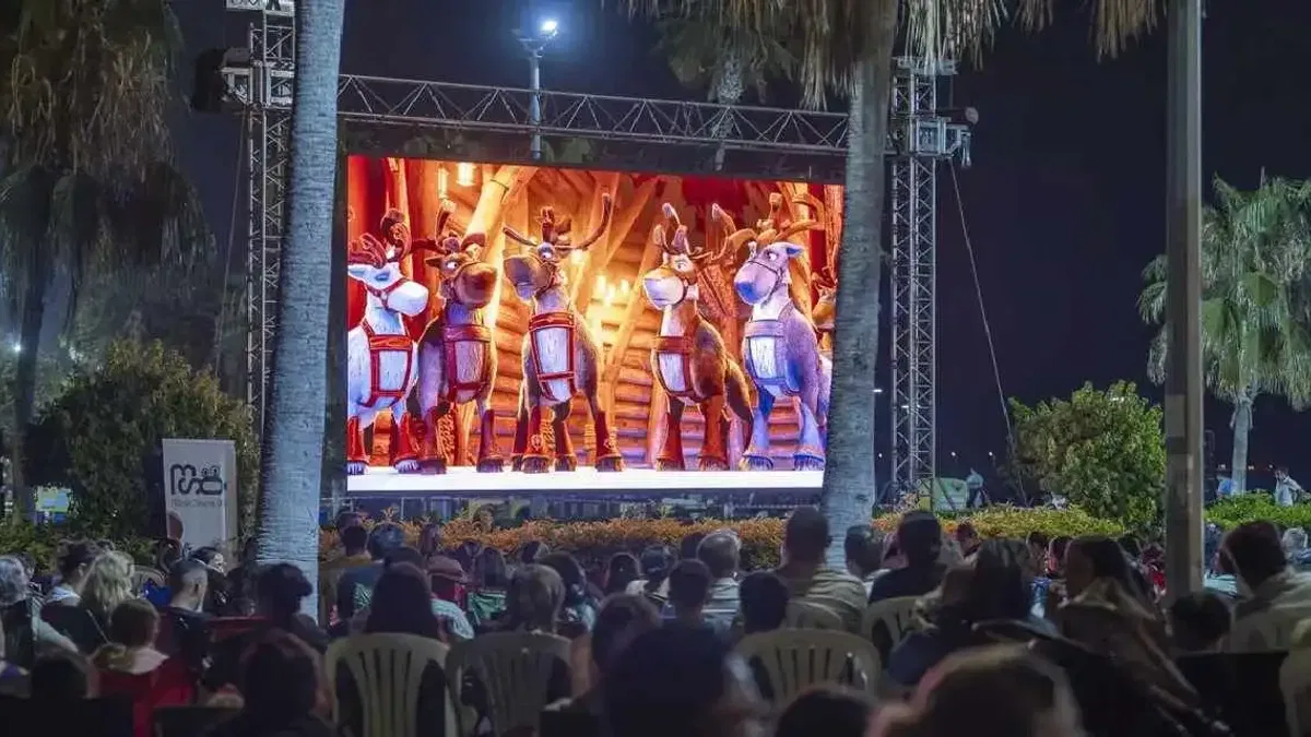 Mersin’de çocuklar açık havada sinema keyfi yaşadı