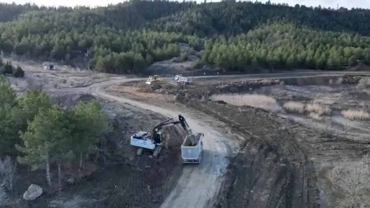 Çorum'da Çomar Barajı çevresinde yol genişletme çalışmaları sürüyor