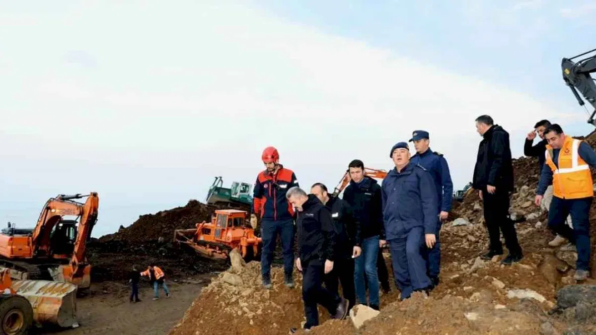 Artvin'de heyelandan kapanan yolda ulaşım tek şeritten!