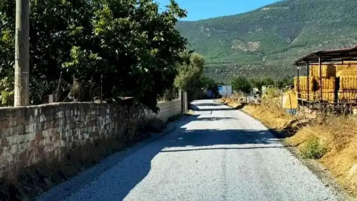 Muğla Milas'ta yol yapım seferberliği sürüyor