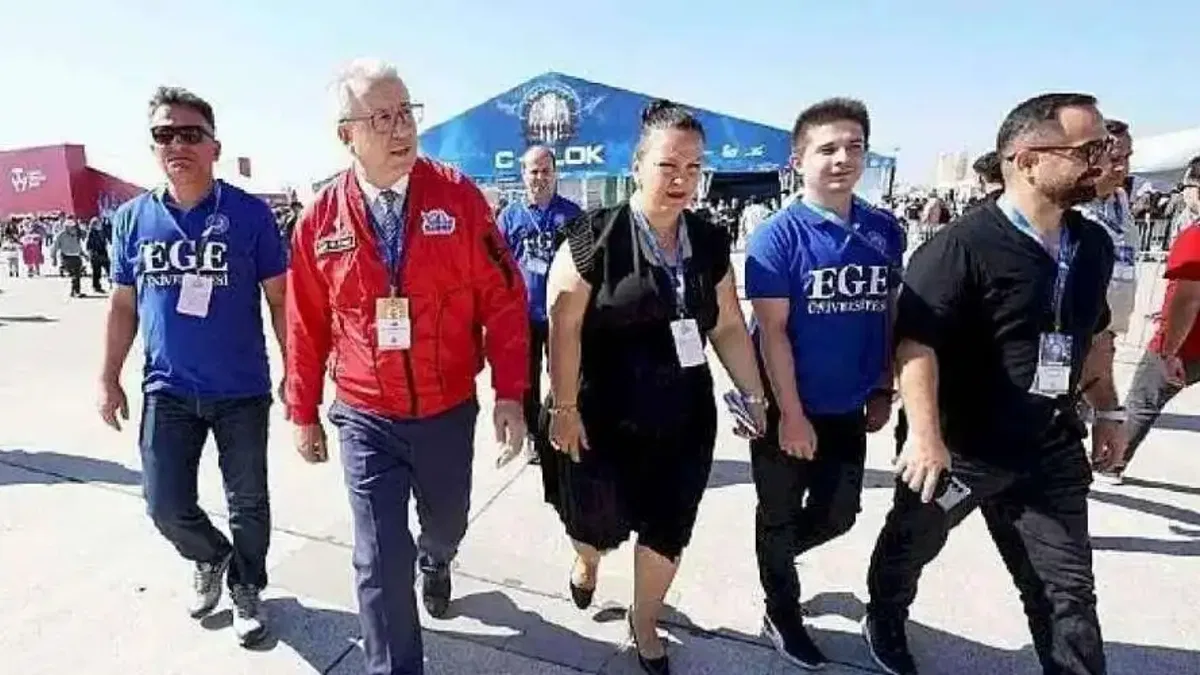 Ege Üniversitesinin EGESAM-BİYOİZLEM Takımı birincilik ödülünü Cumhurbaşkanı Erdoğan'ın elinden aldı