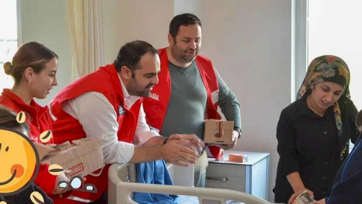 İzmir Konak'ta Kızılay hasta çocukları sevindirdi