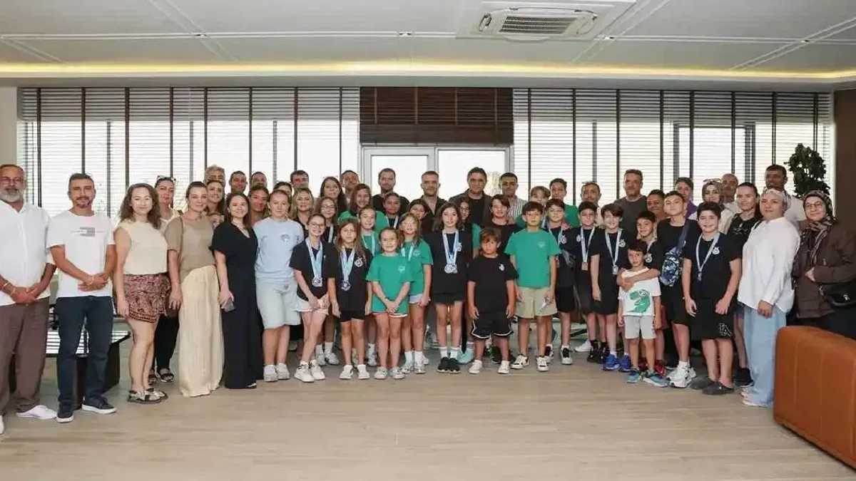 İzmir Aliağalı genç yüzücüler Başkan Acar'la buluştu