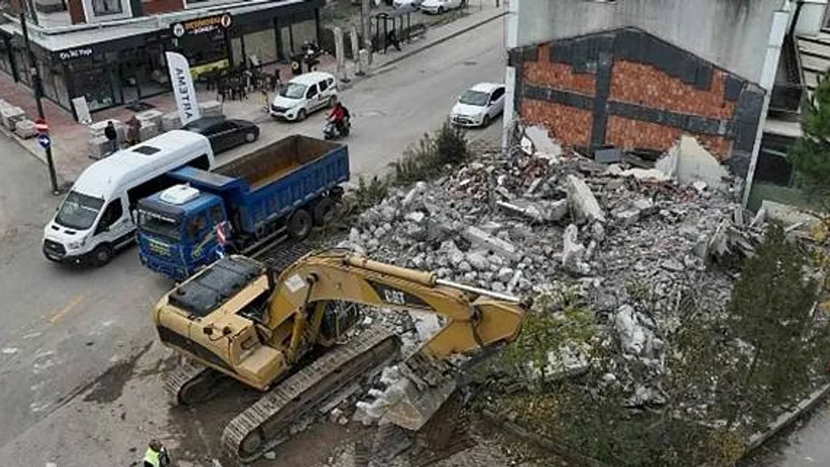 Yeşilova'ya nefes aldıracak proje için yıkıma başlandı