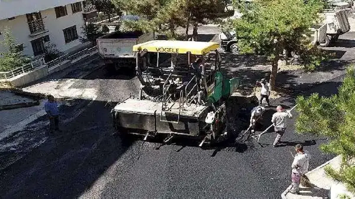 Keçiören'in sokakları sıcak asfaltla yenileniyor
