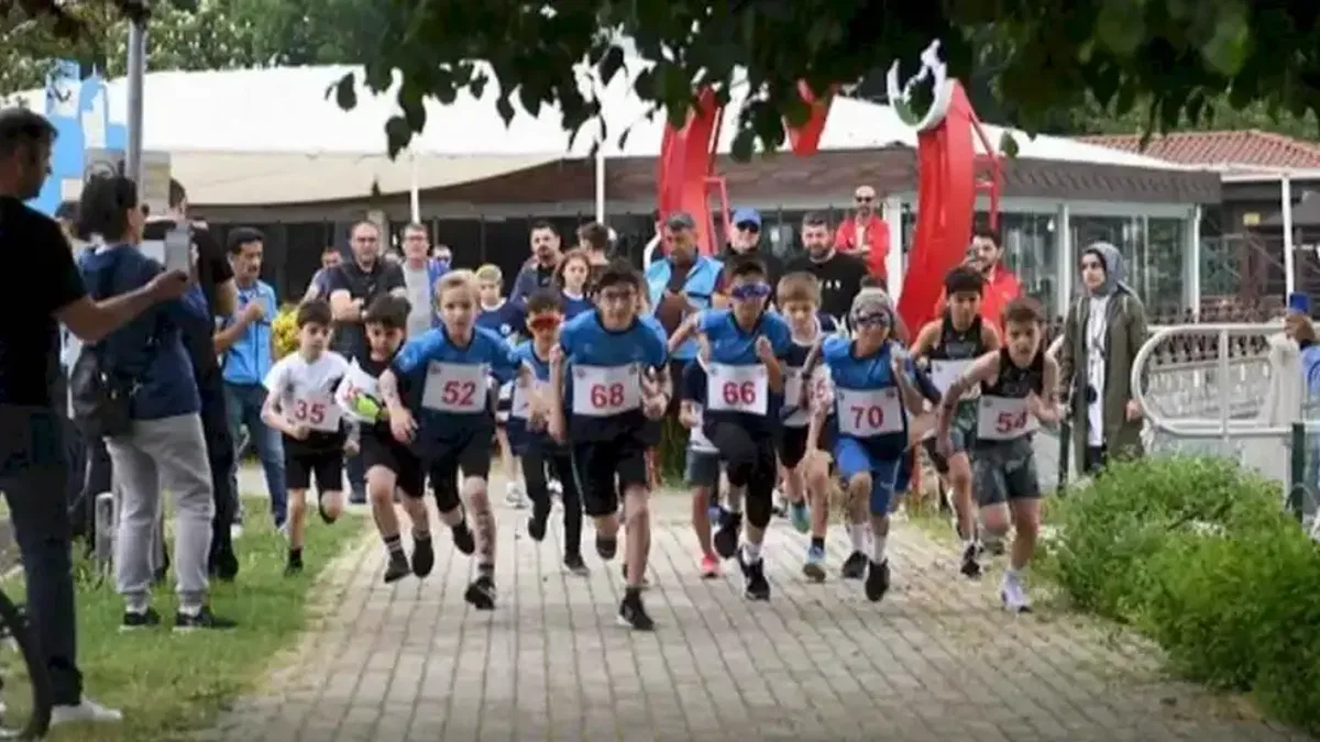 Bursa Osmangazi'de genç sporcuların duatlon heyecanı
