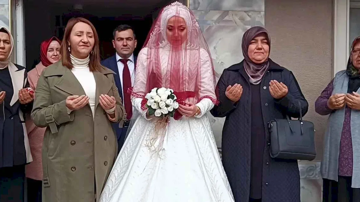 Bilecik Pazaryeri'nde AK Partili kadın başkanlar gelin almaya katıldı