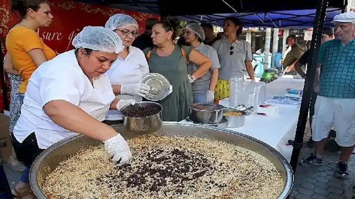 Konak'ta 5 Bin Kişiye Aşure