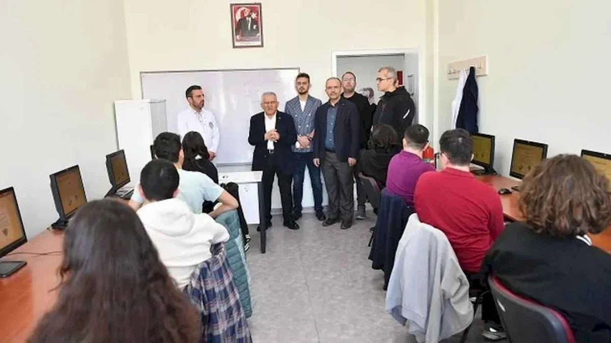 Memduh Büyükkılıç geleceğin bilim yıldızlarıyla buluştu