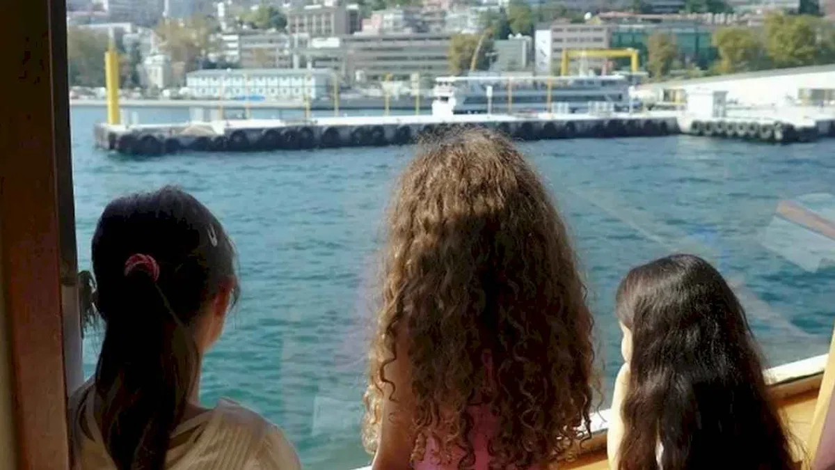 İstanbul'da şehir hatları kız çocukları için demir aldı