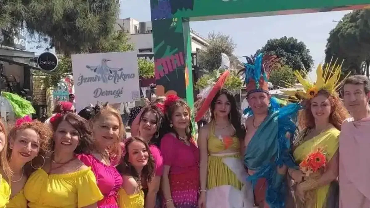 İzmir Alaçatı'da renkli ot festivali