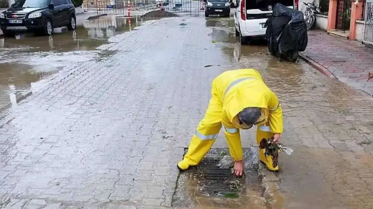 Başkan Topaloğlu turuncu kod verilen Kemer'de sahada