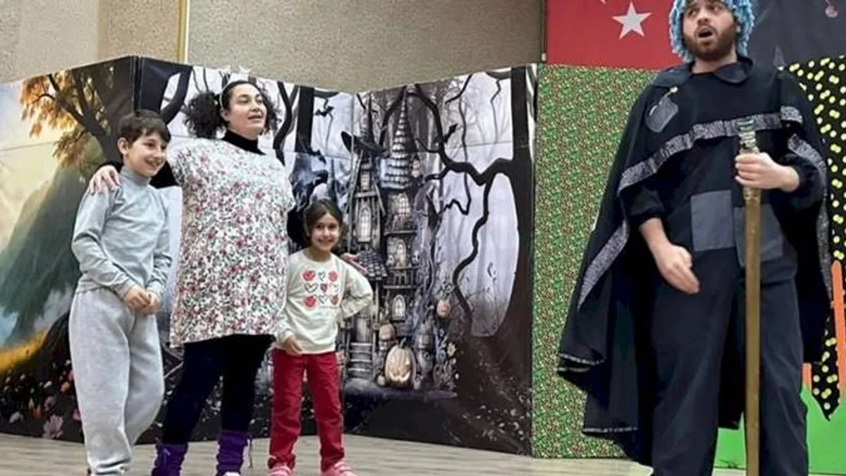 Gölcük’te çocuklara özel sahne yüzleri güldürüyor