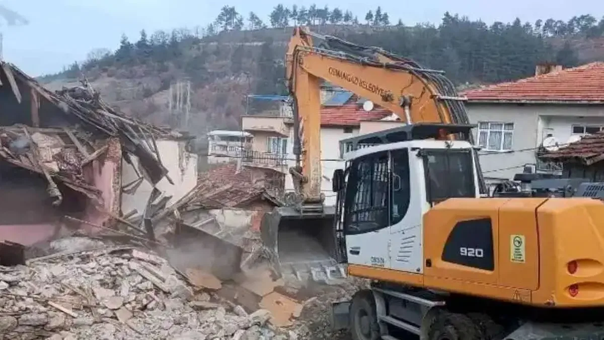 Osmangazi’de metruk binalar yıkılıyor