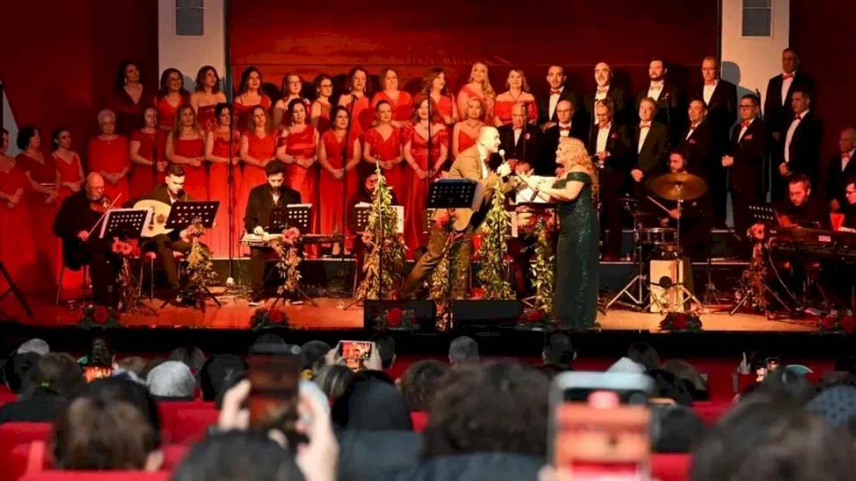 Manisa'da yeni yılı şarkılarla karşıladılar