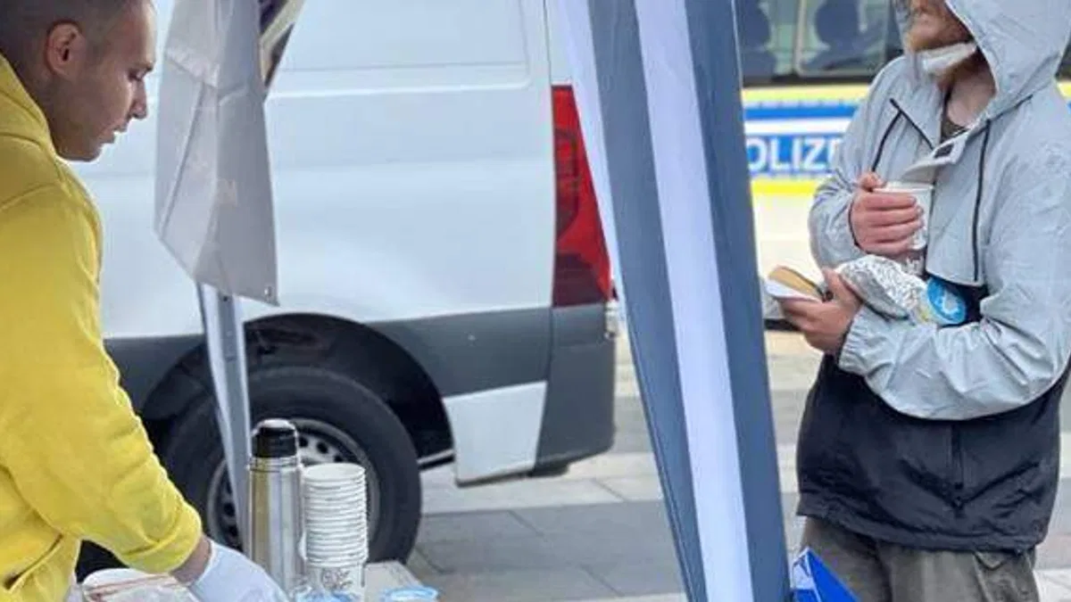 Almanya'daki Türkler evsizlerle ihtiyaç sahiplerine yemek dağıttı