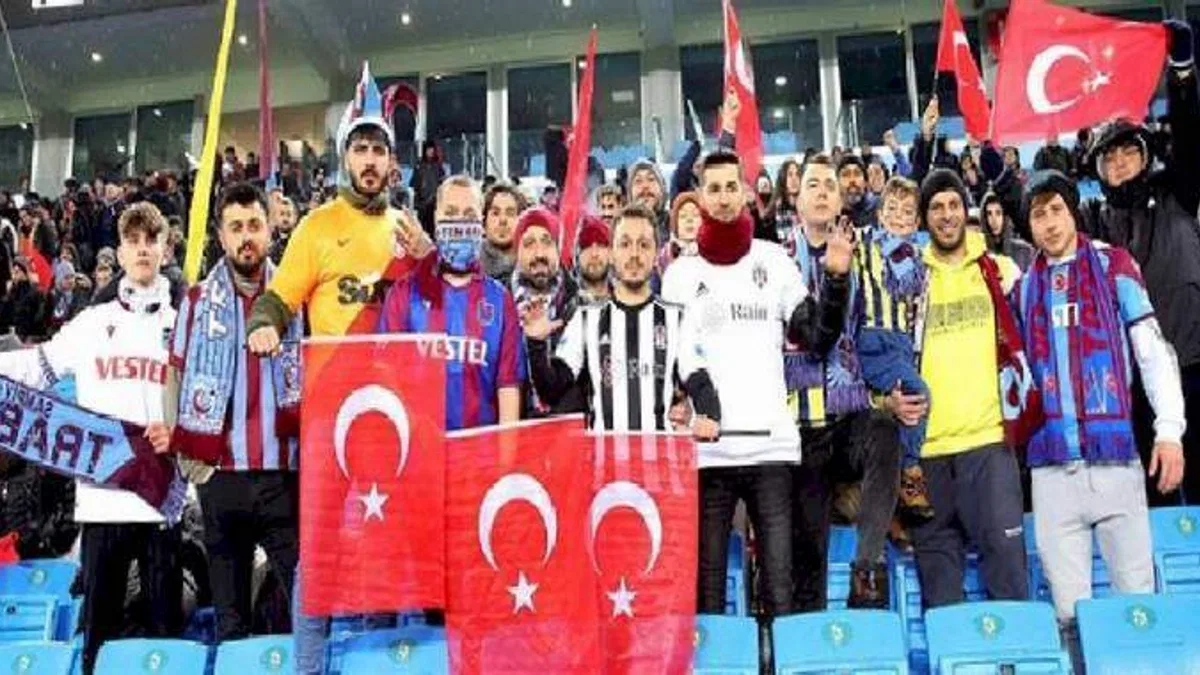 Taraftarlar Trabzonspor-Basel maçı için stadyuma oyuncaklarla geldi! Depremzede çocuklara gönderilecek