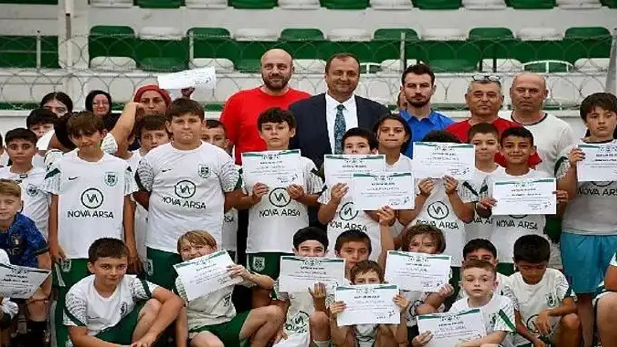 İznikspor Yaz Futbol Okulunda Sertifika Heyecanı