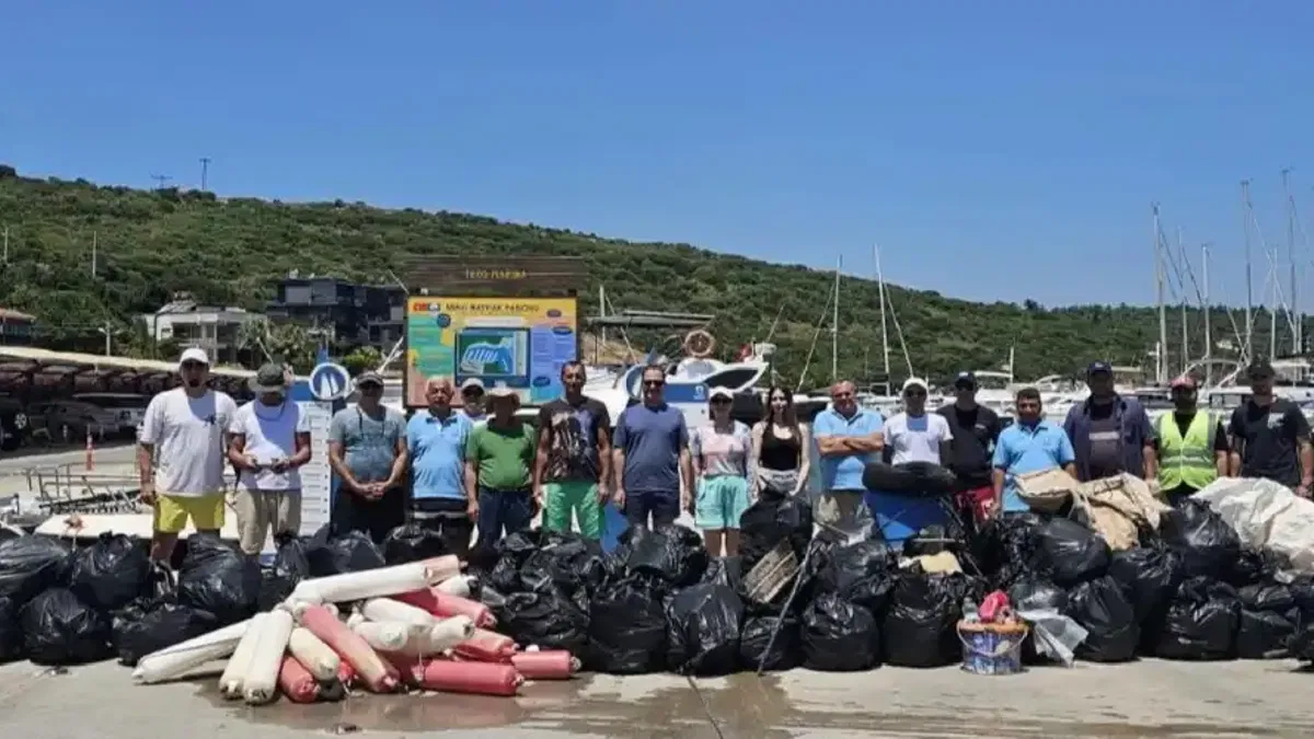Sığacık koylarında yıllardır sessiz sedasız temizlik yapıyorlar