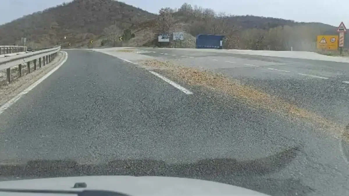 Hafriyat yüklü kamyondan dökülen kumları sürücülere zor anlar yaşattı