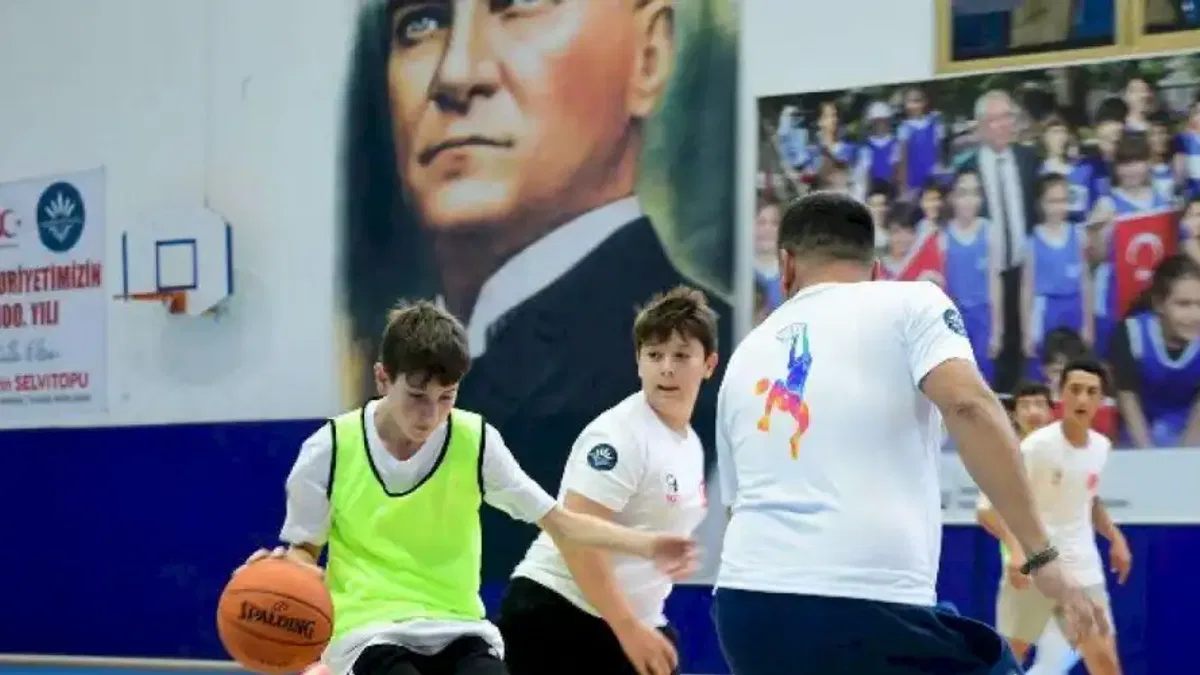 İzmir'de basketler 100. yıl için atıldı