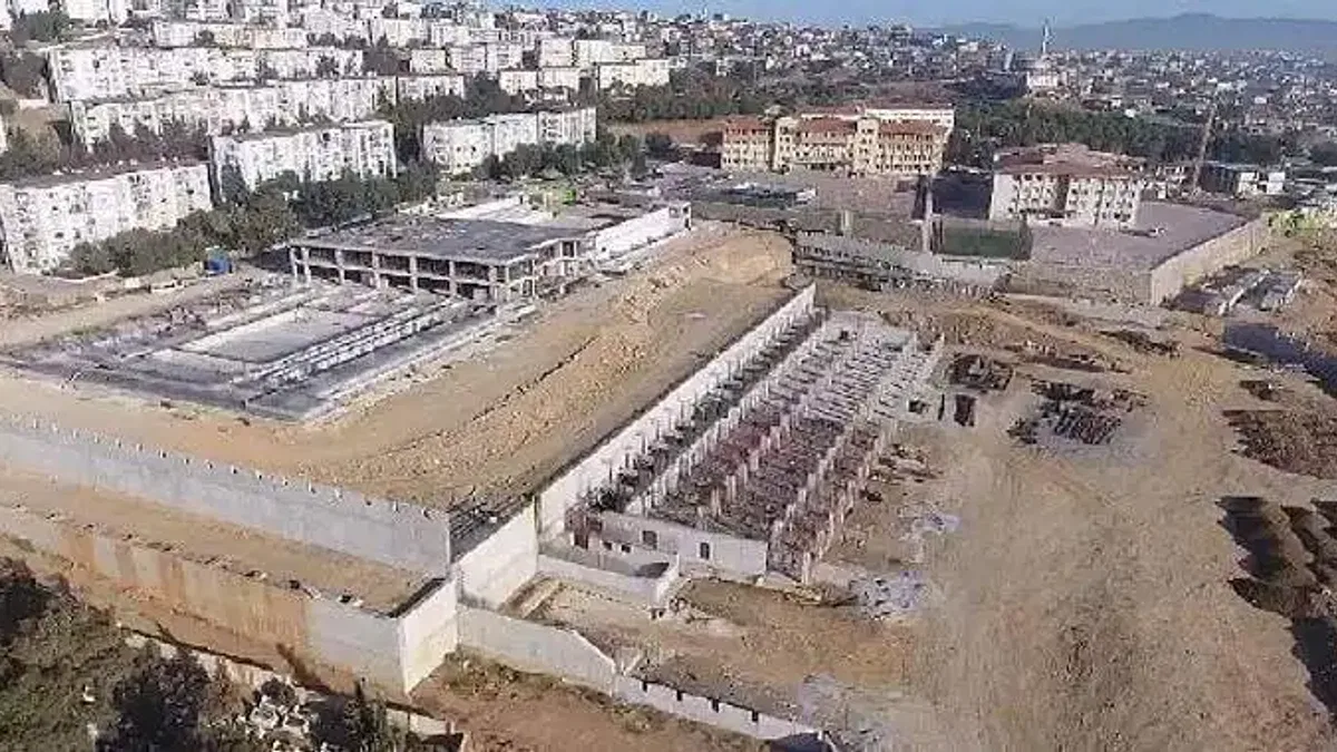 Karabağlar Gençlik ve Spor Merkezi'nin yarısı tamamlandı