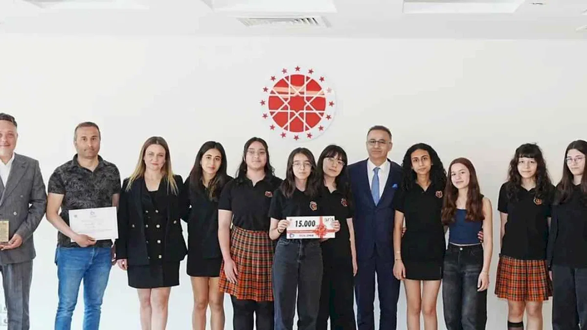 İzmir'de 400 öğrenci gazetecilikle 'Yarınlara İz Bırak'tı