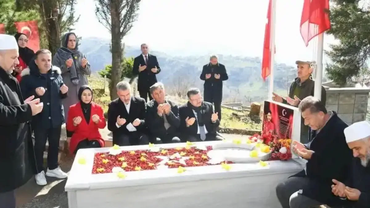 Trabzon'da Başkan Genç’ten Şehit Pilot Gençcelep'in kabrine ziyaret