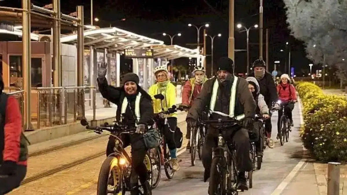Karşıyakalı bisiklet tutkunları gece sürüşünde buluştu