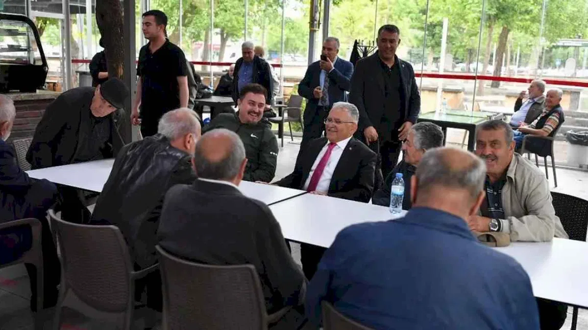 Memduh Büyükkılıç KAYTUR Kahve'de vatandaşla buluştu