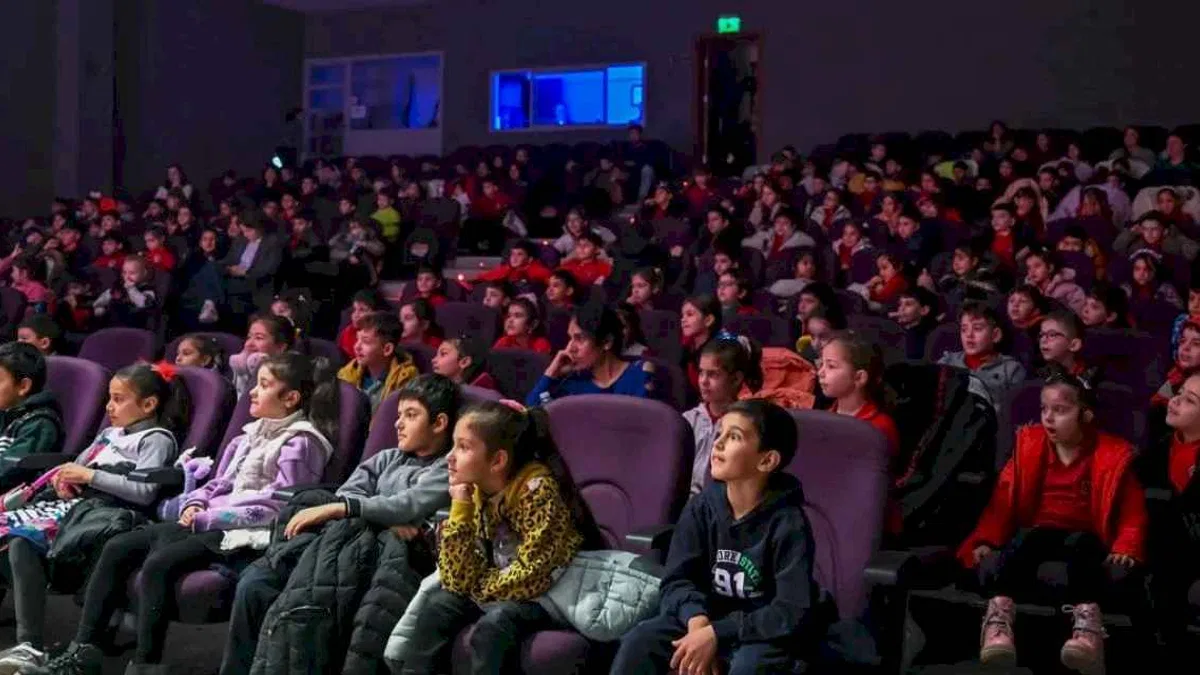 İzmir'de Başkan Eşki’den miniklere sinema müjdesi