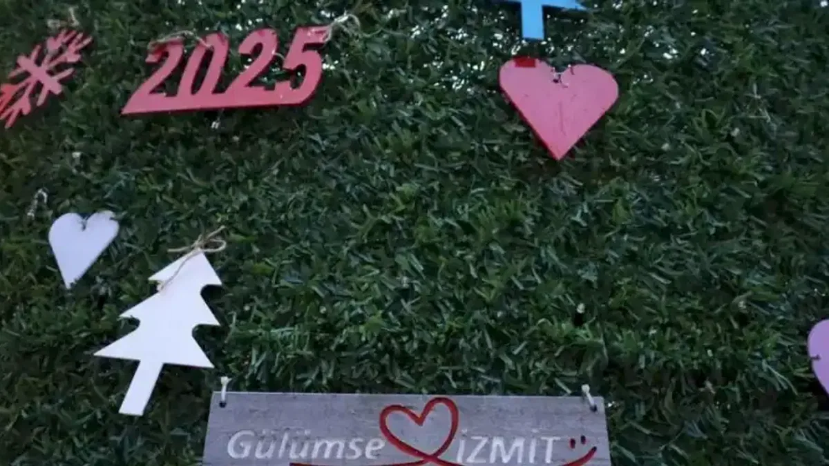10 metrelik yılbaşı ağacı yerini aldı