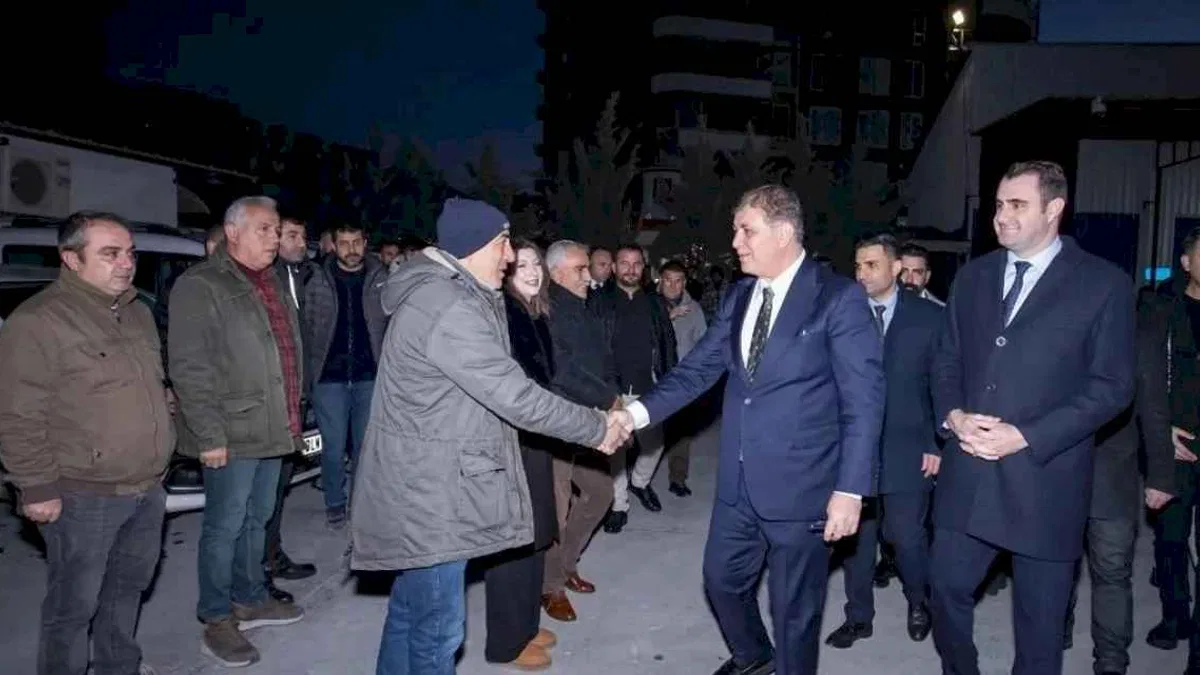 Başkan Tugay şantiyede Belediyesi emekçileriyle buluştu