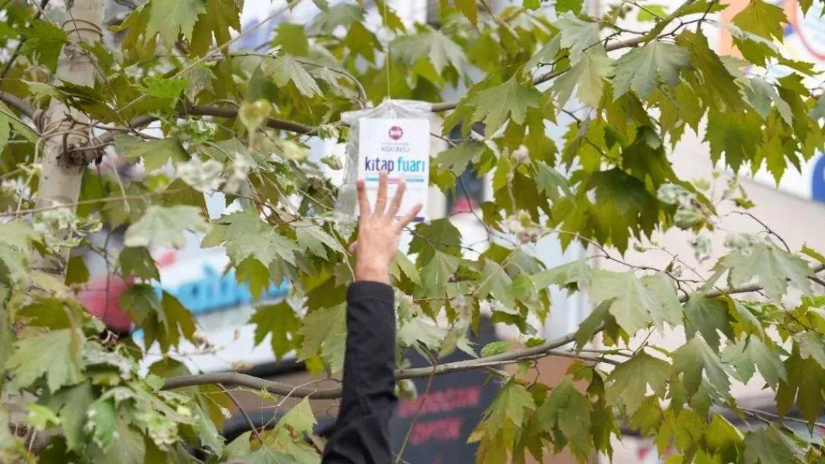 Kocaeli kitap fuarı öncesi ağaçlar kitap açtı