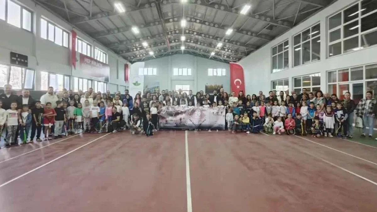 Geleceğin şampiyon raketleri korta çıktı