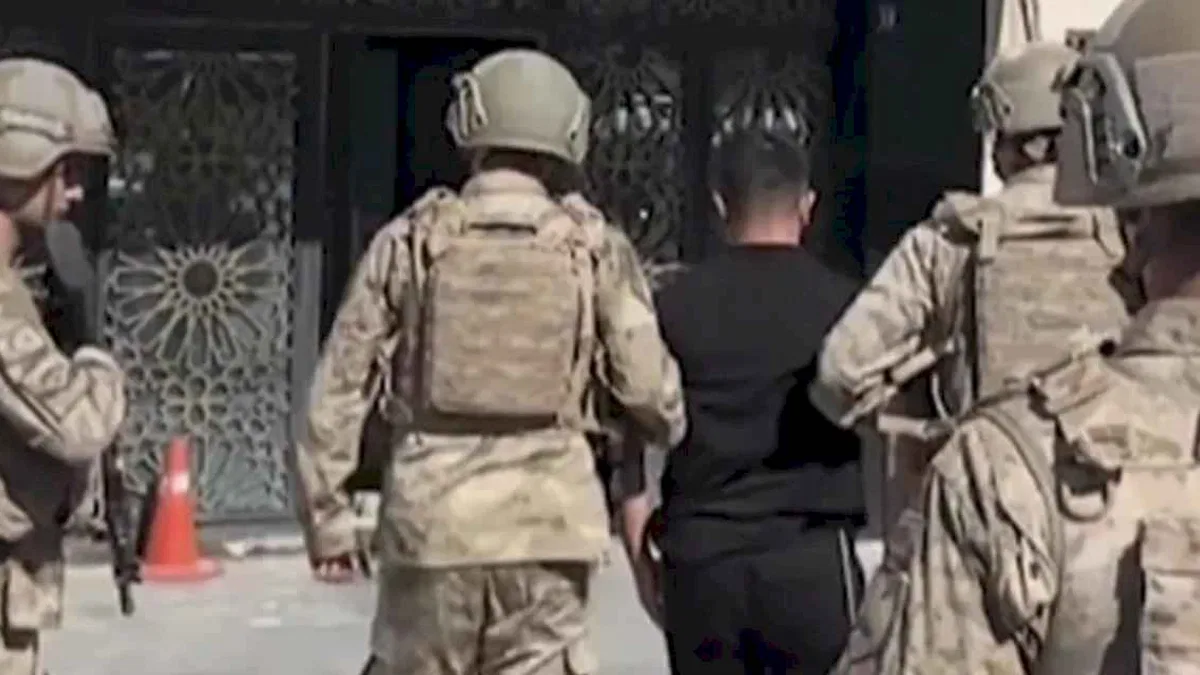 Milli değerlere saygısızlık operasyonu! Türk bayrağına ayak basma videosunu beğenen şüpheli gözaltında