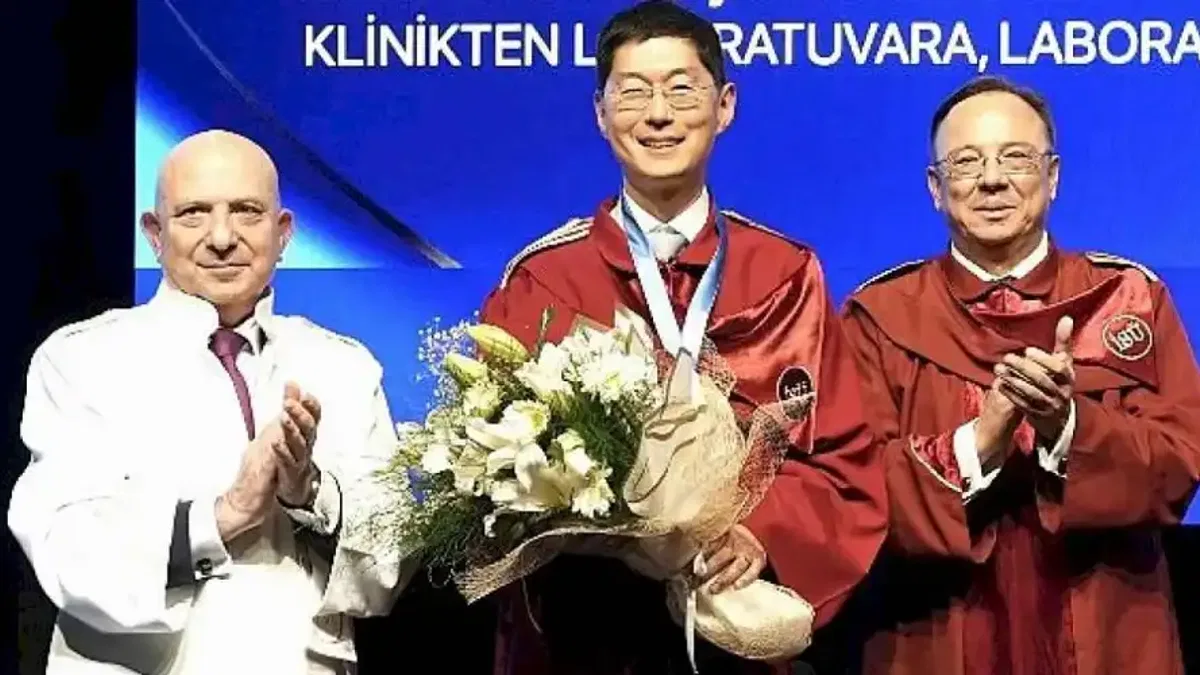 İstinye Üniversitesi Tıp Fakültesi Bilim Nişanı Stanford Üniversitesi'nden Prof. Dr. Michael Lim'e takdim edildi.