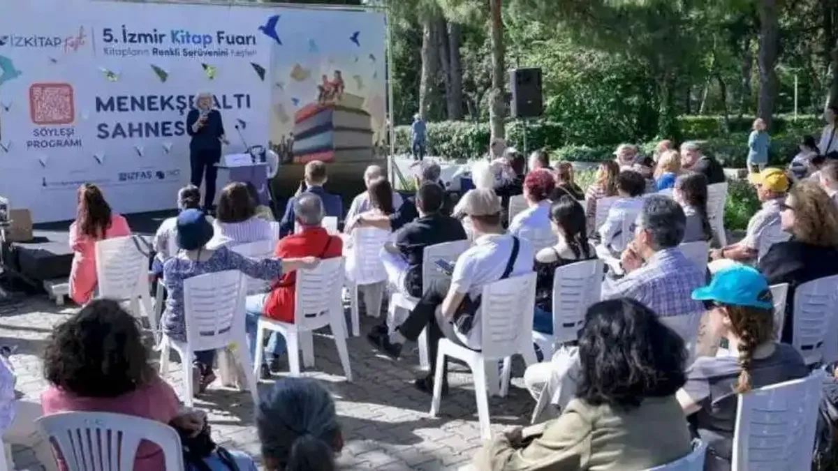 İzmirliler İzmir Kitap Fuarı’na akın etti