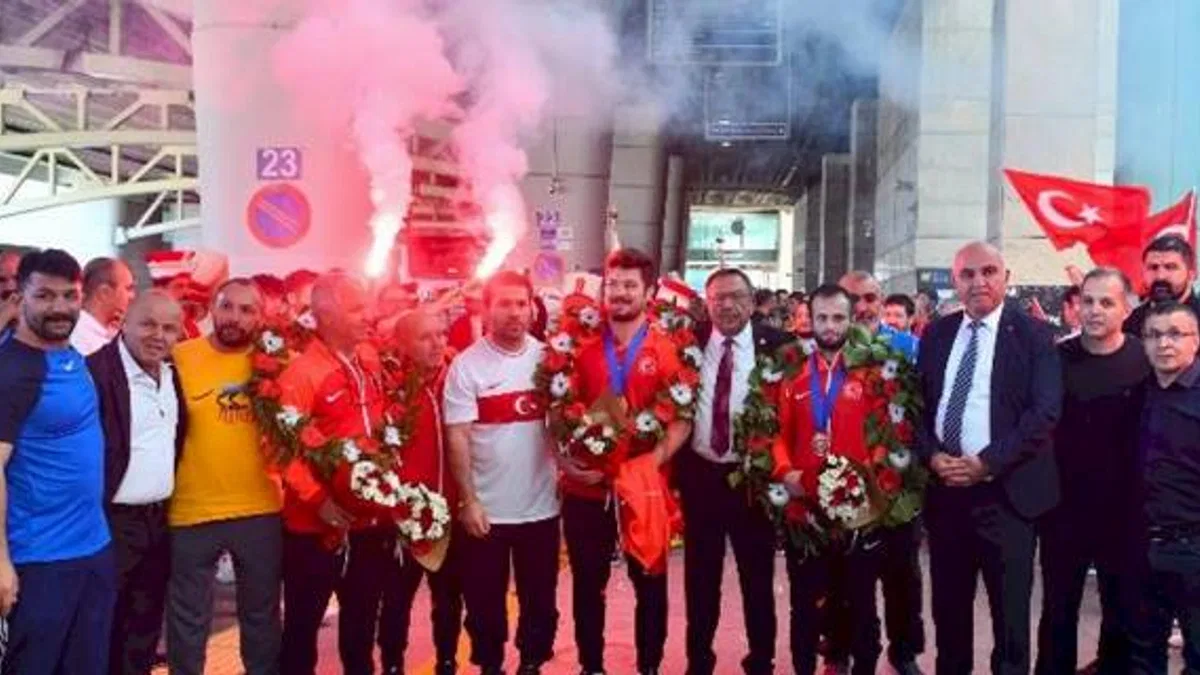 Şampiyon güreşçilere coşkulu karşılama