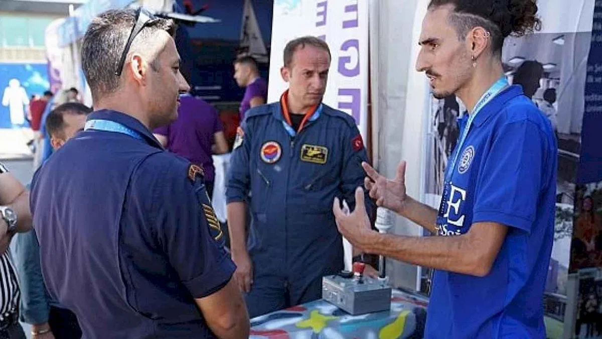 EÜ'nün standı havacılık ve teknoloji tutkunlarının ilgi odağı oluyor