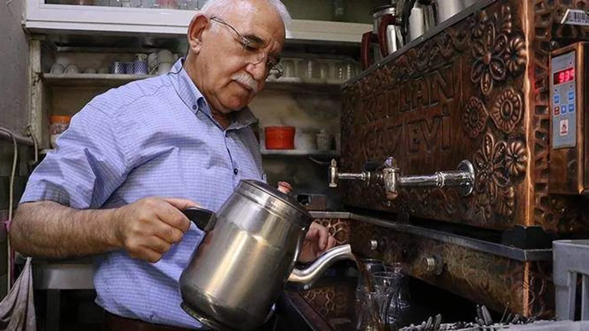 Kayserili esnaf çay ocağında 40 yıldır sigara ile mücadele ediyor
