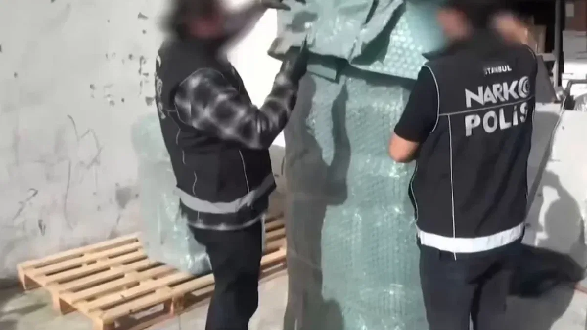 Esenyurt’ta kargoya gizlenmiş 28 kiloluk uyuşturucu ele geçirildi