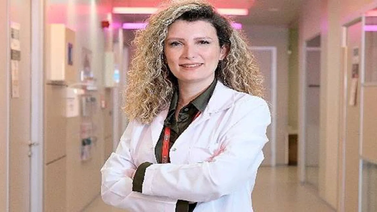 Zayıf, ince belli, uzun, renkli gözlü ve sürekli topuklu ayakkabı giyiyor. Barbie, çocuklarda fiziksel ve ruhsal sorunlara neden oluyor