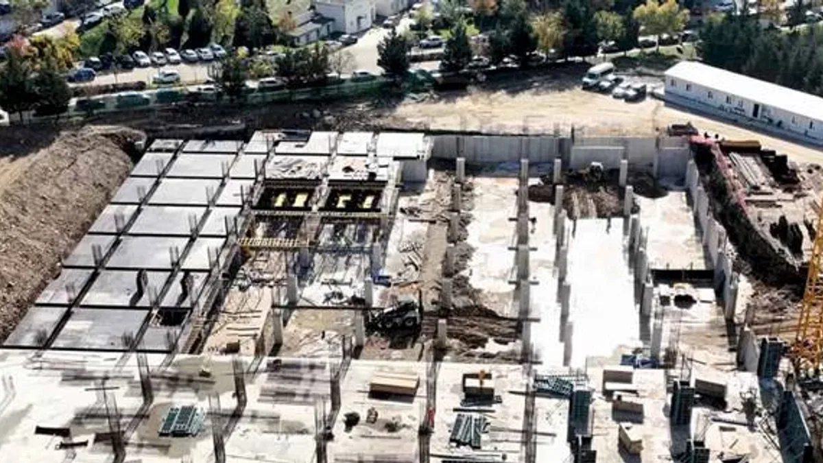 Kocaeli Umuttepe Kampüsü'nde camii ve otopark inşaatı yükseliyor