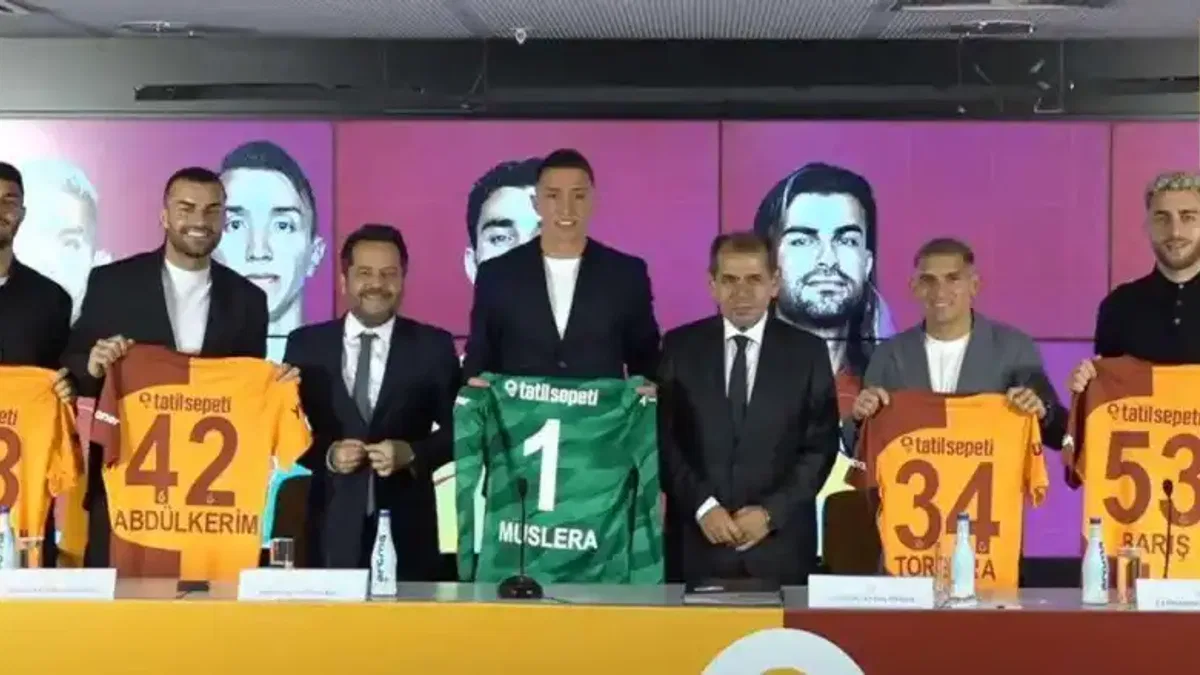 Galatasaray'da yıldızlar imzayı attı