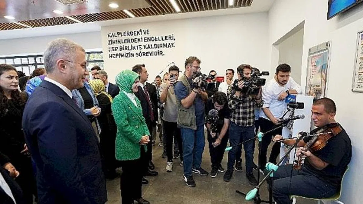 Bakan Göktaş Üsküdar'daki Engelsiz Yaşam Merkezi ve Tebessüm Kahvesi'ni Ziyaret Etti