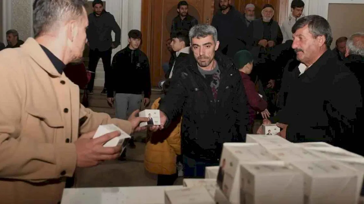 Bursa Osmangazi Belediyesi farklı noktalarda vatandaşlara kandil simidi dağıttı
