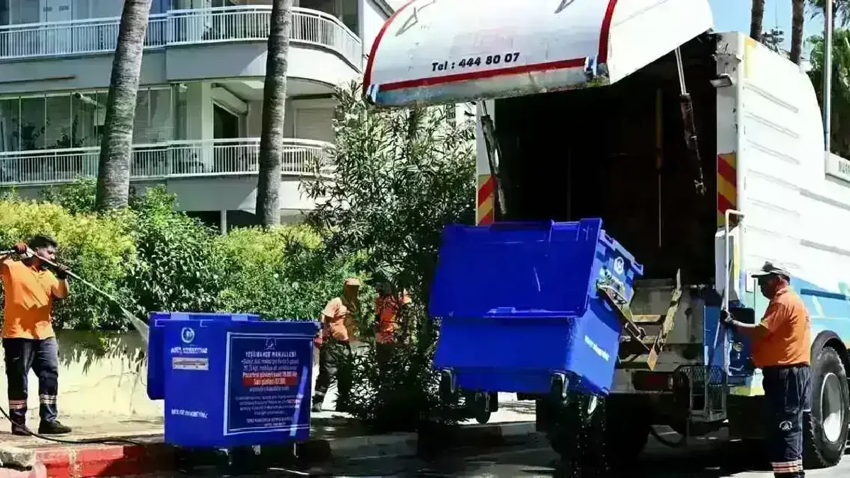 Antalya Muratpaşa'da konteynerler temizleniyor