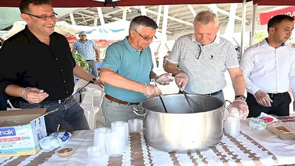 Kuzdere pazar yerinde vatandaşlara aşure ikramı
